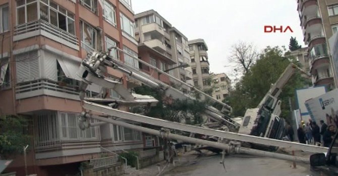 İstanbul'da bir binanın üzerine vinç devrildi