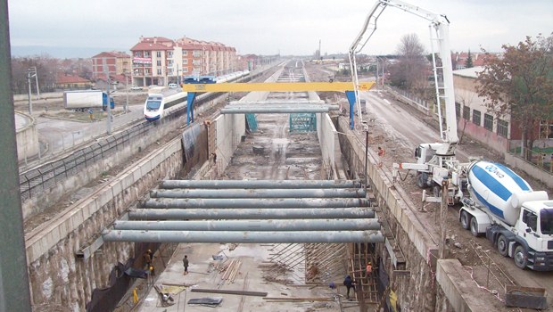 Demiryolu kazığa doymadı