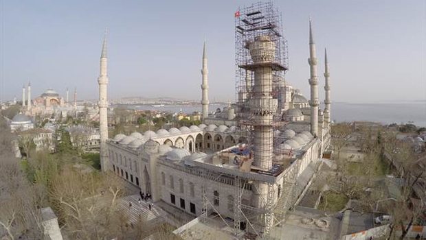 Sultanahmet Camisi'nin bir minaresinde kayma var