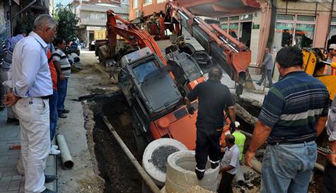 İş makinesi kazdığı çukura düştü